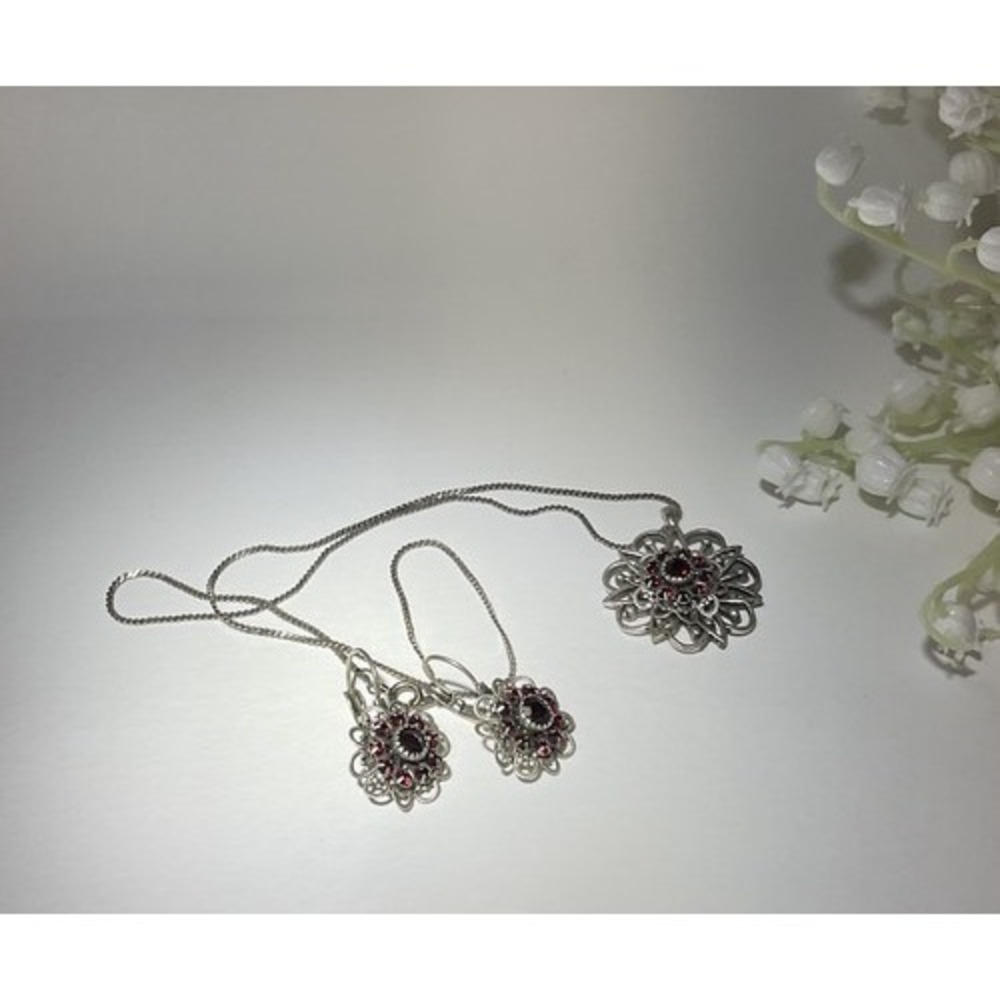 VTG Garnet Red Crystal Filigree Necklace & Dangle Earrings See Silver Floral USA